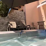 Les Bougainvillees De Camargue * Villetelle